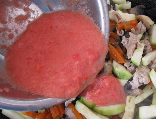 1. Этап. Соте из курицы с грибами: Потом вливаем томат, измельченный в блендере.