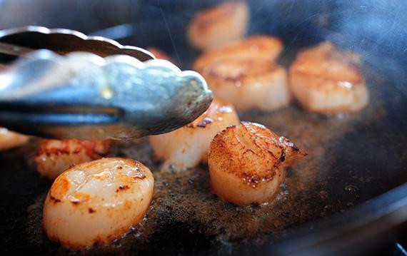 1. Этап. Паста с морепродуктами и помидорами: 1. Разогреть духовку до 175 градусов. Отварить пасту в течение половины времени, указанного в инструкции. Нагреть 1 столовую ложку оливкового масла и 1 столовую ложку сливочного масла в большой сковороде на сильном огне. Обжарить гребешки около 45-60 секунд с каждой стороны. Выложить на тарелку и отставить в сторону.