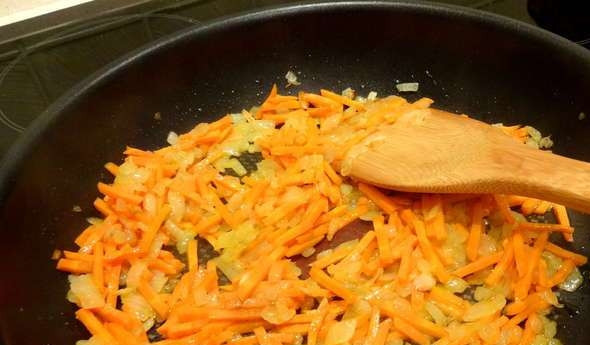 1. Этап. Тушеная голяшка: Порежьте лук и морковь. Обжарьте на другой сковороде всё вместе до золотистого цвета.