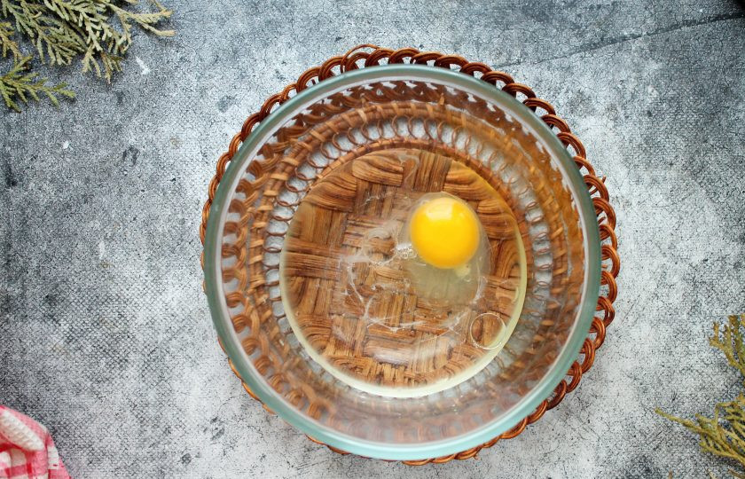 1. Этап. Пельмени из кабана: В миску влейте холодную воду, вбейте яйцо, добавьте соль и растительное масло. Все хорошо перемешайте до однородности.