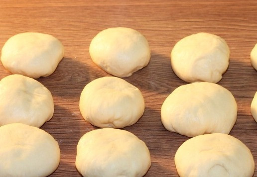 1. Этап. Пирожки «Придорожные»: 11. Делим тесто на 12 частей. Каждую часть округляем.