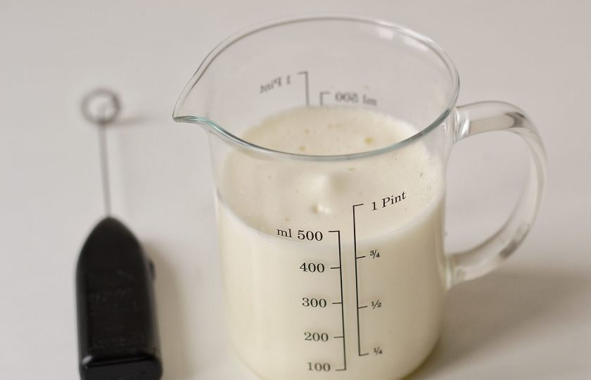 1. Этап. Ванильный латте: Перелейте молоко в емкость для взбивания. С помощью капучинатора взбейте молоко в пенку.