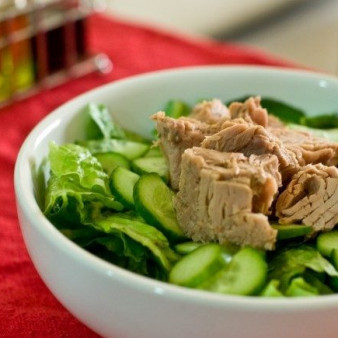Салат с тунцом и огурцом