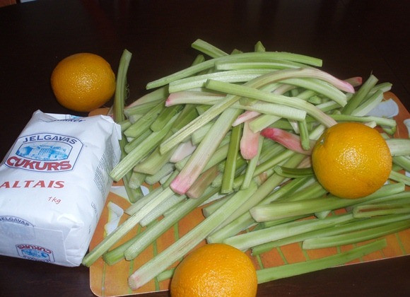 1. Этап. Варенье из ревеня с апельсином: Первым делом подготавливаем все ингредиенты, очищаем ревень от кожуры, промываем апельсины, отмеряем сахар.