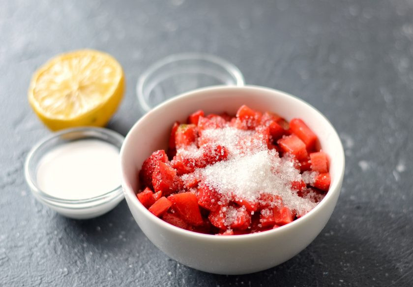 1. Этап. Тартар из клубники: Добавьте лимонный сок и сахар, оставьте клубнику на 30 минут.