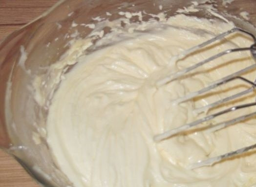 1. Этап. Заварной крем без яиц: 4. Вливаем остывшую массу к размягченному маслу с ванилью и миксером взбиваем до появления пышной белой массы. Готовый крем получается воздушным и легким. Используем его для приготовления десертов, наслаждаемся.