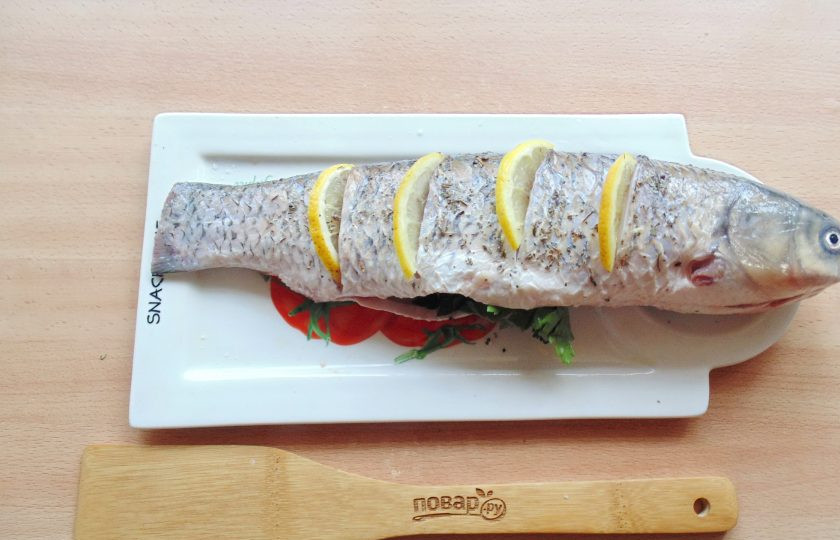 1. Этап. Белый амур в фольге в духовке: В брюшко рыбы выложите петрушку.