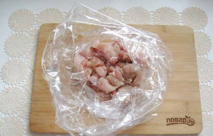 1. Этап. Ветчинная колбаса: Выложите приготовленный фарш в пакет для запекания.