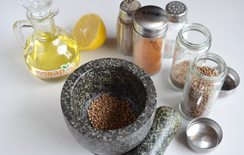 1. Этап. Хумус из чечевицы: 3. В ступке разотрите хорошо специи до состояния порошка. Если перец чили сушенный, то его тоже в ступку положите. У меня молотый.