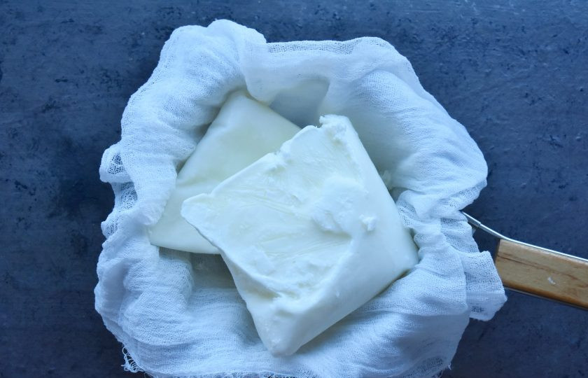 1. Этап. Творожный сыр с вялеными томатами: Не вскрывая мягкую упаковку, выложите кефир в морозильную камеру на ночь до полной заморозки продукта. После чего извлеките замороженный брикет кефира из упаковки и выложите в дуршлаг, выстеленный несколькими слоями чистой и сухой марли.