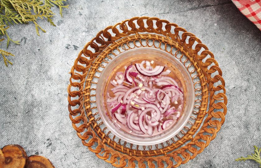 1. Этап. Салат Франция: Красный лук порежьте полукольцами, добавьте сахар, винный уксус и налейте воду. Все перемешайте и оставьте на 5 минут.