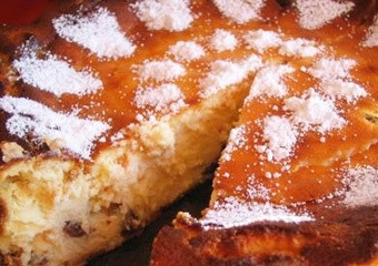 1. Этап. Вкусная запеканка из творога с манкой: 5. Готовый десерт достаньте из духовки и выложите на деревянную доску. Посыпьте сахарной пудрой. Вы узнали, как приготовить вкусную запеканку из творога с манкой, осталось только разрезать ее на кусочки и разложить на десертные тарелочки, украшая фруктами. Угощайтесь с удовольствием.