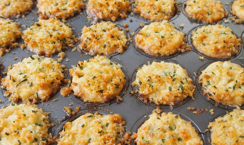 1. Этап. Закуска на новогодний корпоратив: 3. Дальше сверху распределим остаток смеси с сухарями и сыром. Запекаем всё 25 минут при температуре в 200 градусов.