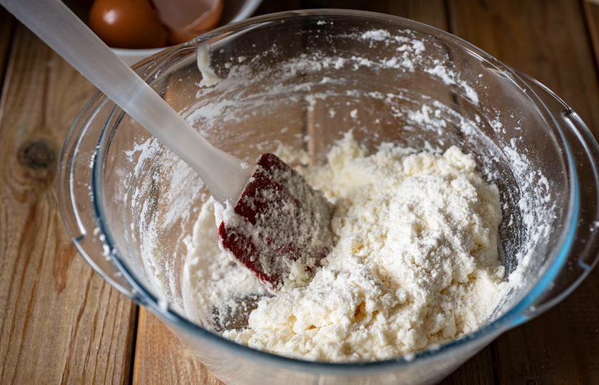 1. Этап. Кето-печенье из кокосовой муки: Добавьте кокосовую муку и стевию. Лопаткой вмешайте эти ингредиенты аккуратными движениями.