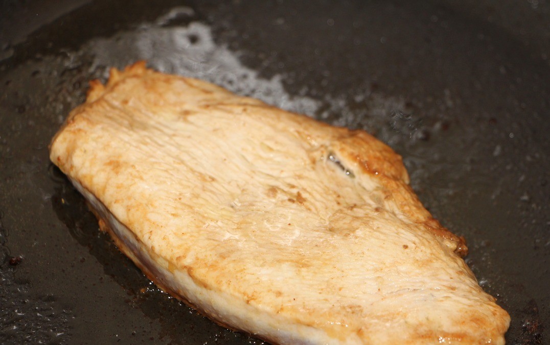 Verrines with vegetables and pickled meat 1. Stage. Verrines with vegetables and pickled meat: Heat olive oil in a frying pan. Quickly fry the breast on both sides until tender (3 to 4 minutes)