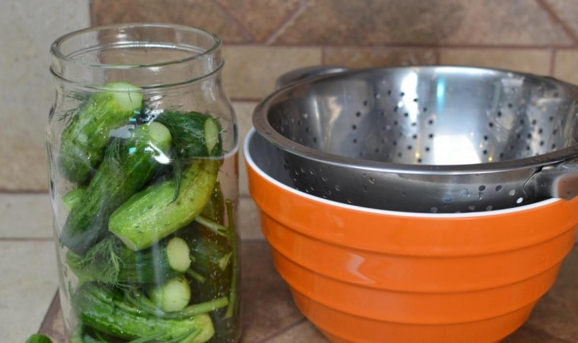 1. Этап. Быстрые маринованные огурцы: Складываем огурчики. В отдельной в теплой воде растворяем соль и заливаем ею огурцы. Накрываем крышкой и оставляем на 48 часов мариноваться при комнатной температуре.