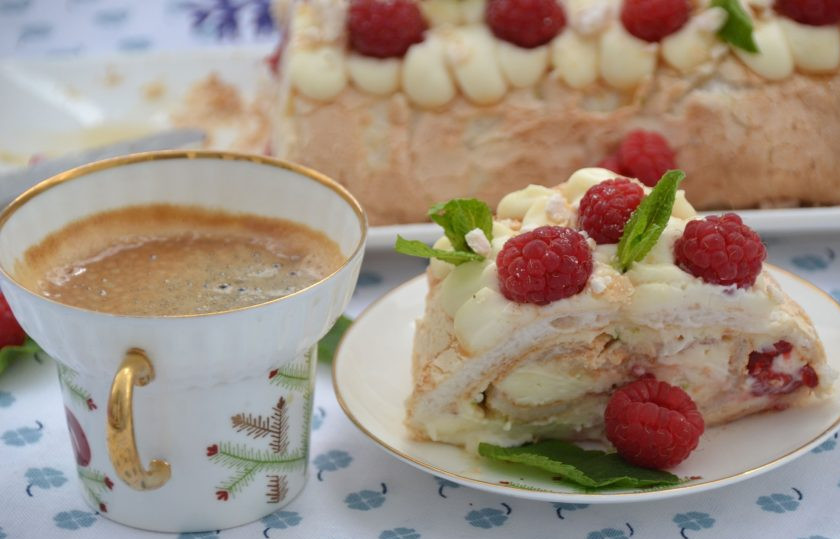 1. Этап. Меренговый рулет с маскарпоне: Ну а теперь пришло время наслаждаться вкуснейшим и нежнейшим десертом, это просто блаженство!