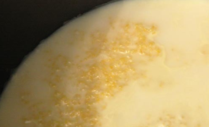 1. Этап. Кукурузная каша на молоке в мультиварке: Смешайте воду с молоком и влейте в чашу мультиварки. Засыпьте крупу, соль и сахар. Перемешиваем и выставляем режим 