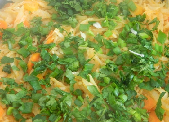 1. Этап. Лаханоризо из капусты и риса: 8. Петрушку и зеленый лук нарезам мелко и добавляем в сковороду к уже готовому блюду. Перемешиваем и оставляем на пару минут под крышкой.