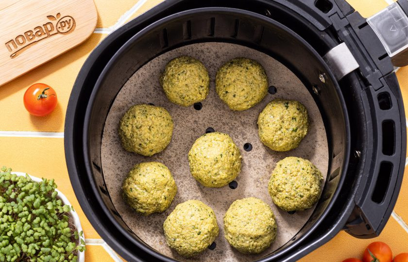 1. Этап. Фалафель в аэрогриле: Корзинку аэрогриле застелите пергаментом, смажьте его растительным маслом, чтобы фалафель не прилипал. Выложите шарики из нута, сбрызните их растительным маслом из спрея. Выпекайте фалафель 13-15 минут при температуре 185 градусов.