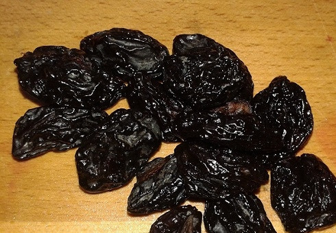 1. Этап. Салат с грецким орехом и черносливом: Если у вас очень жесткий, сухой чернослив, замочите его в горячей воде минут на 15.