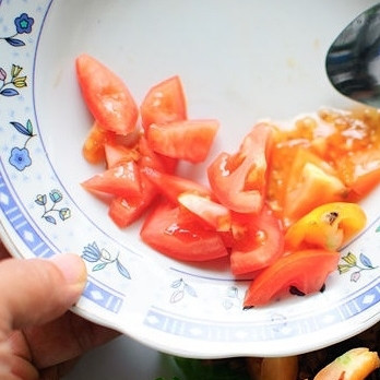 1. Этап. Салат Тако: 5. Помидоры нарежьте кубиками и добавьте на тарелку. Не забудьте вырезать плодоножку.