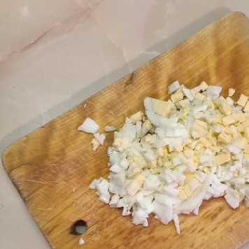 1. Этап. Салат Мария: Яйца нарезать мелкими кубиками. Часть желтков можно оставить для украшения салата.