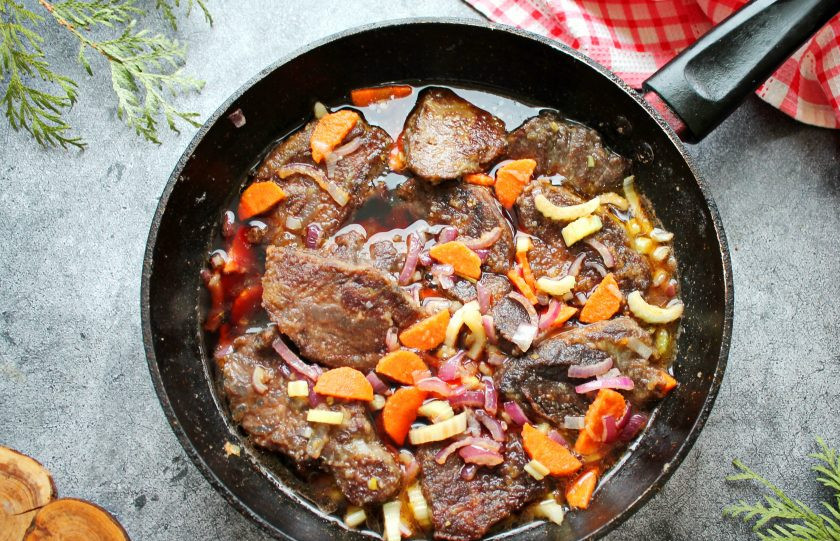 1. Этап. Томленые говяжьи щечки: Влейте в сковороду красное вино, посолите и поперчите. Готовьте еще одну минуту.