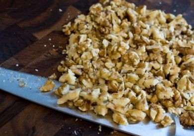 1. Этап. Греческий салат с орехами: Орехи нарезать ножом - на довольно крупные, ощутимые кусочки. Обжаривать на сухой сковороде 3-5 минут. Остудить.