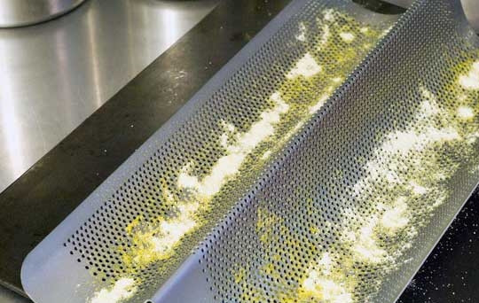 1. Этап. Французский багет в духовке: На продолговатые формы для выпечки насыпьте кукурузную муку.