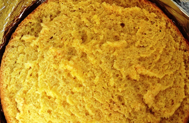 1. Этап. Торт с апельсинами и йогуртом: В форму с коржом залейте сливочную смесь и поставьте её в холодильник на 4 часа, чтобы торт полностью застыл.