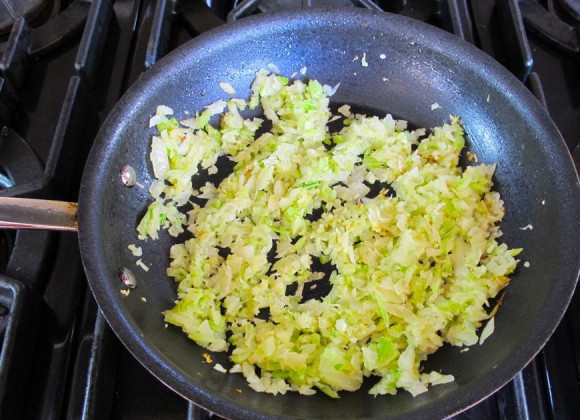 1. Этап. Котлеты из лосося с луком: Сельдерей поджарить с луком до мягкости. Дать остыть.