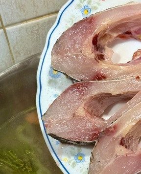 1. Этап. Уха …, суп рыбный по-ростовски: Пока готовился бульон. Самого сазана нарезал крупными кусками. Слегка присолил и убрал в холодильник. В отличии от аутентичного «ростовского» рецепта пяток картофелин почистил и порезал некрупно, так чтобы в ложку умещалось. Морковку и головку лука небольшую. Морковку – кружочками, лук – пёрышками. Кастрюлю снова на плиту, довел бульон за закипания. Убавил нагрев. И отправил в кастрюлю картошку, морковку, лук. Присолил слегка. И как только картошка будет почти готова в кастрюлю отправился сазан.