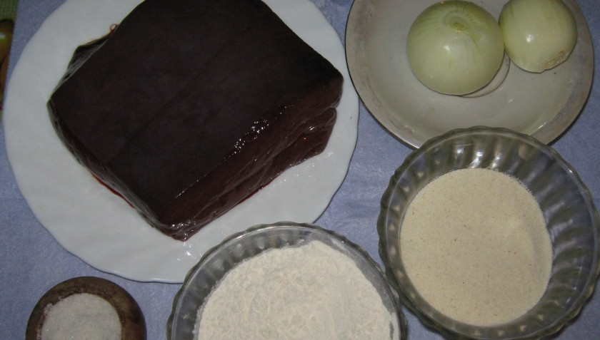 1. Этап. Печеночные котлеты с манкой: Подготовьте ингредиенты.