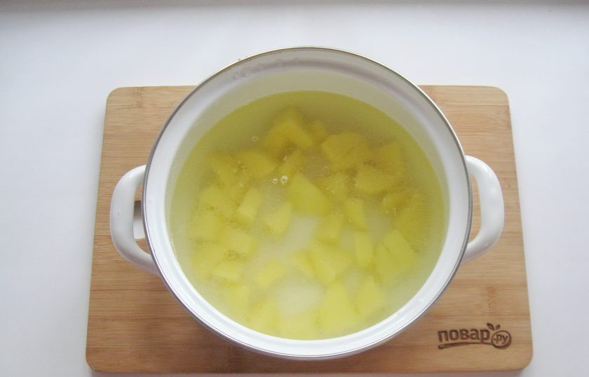 1. Этап. Рассольник с помидорами: Картофель очистите, помойте и нарежьте кубиками. Выложите в кастрюлю и залейте бульоном. Поставьте кастрюлю на плиту и начинайте варить суп.