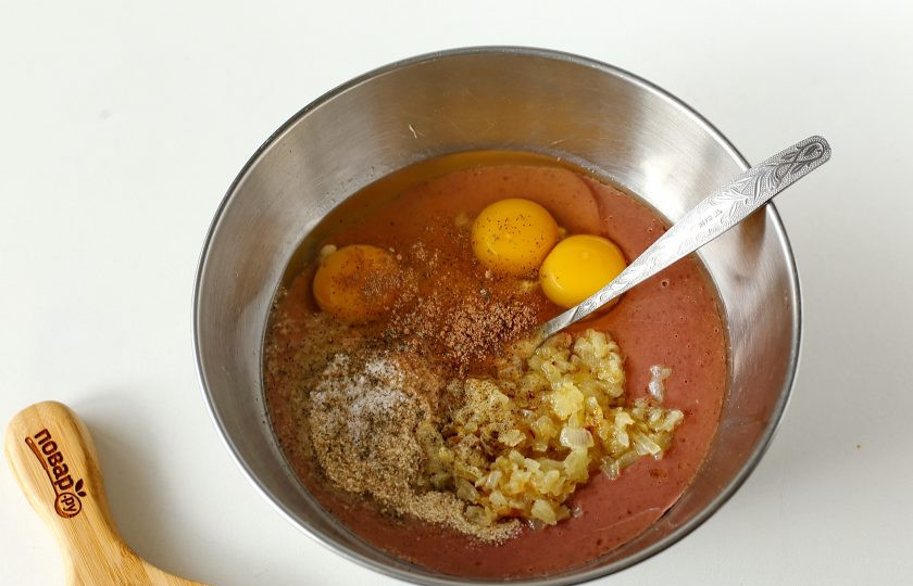 1. Этап. Печеночные клецки: Соедините печеночную массу и обжаренный лук. Добавьте яйца, соль по вкусу и специи. Сухари я добавляю частями, пока не получится нужная консистенция. Можно сухари заменить на муку.