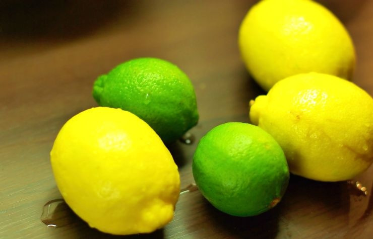 1. Этап. Пирог с лимонной начинкой: Пока начинка взбивается, выдавливаем лимонный сок и натираем цедру лаймов.