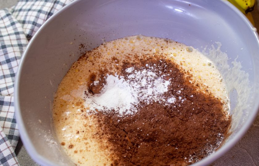 1. Этап. Шоколадный рулет без муки: К яичной массе добавьте просеянные какао-порошок, кукурузный крахмал и разрыхлитель.