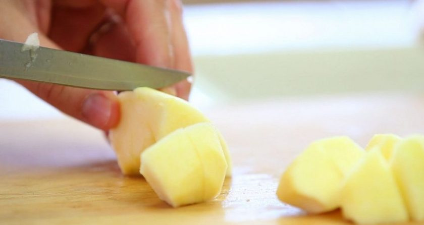 1. Этап. Детское пюре из курицы и риса: 1. Для начала нарежьте средними кусочками очищенное яблоко и морковь, а также курицу.