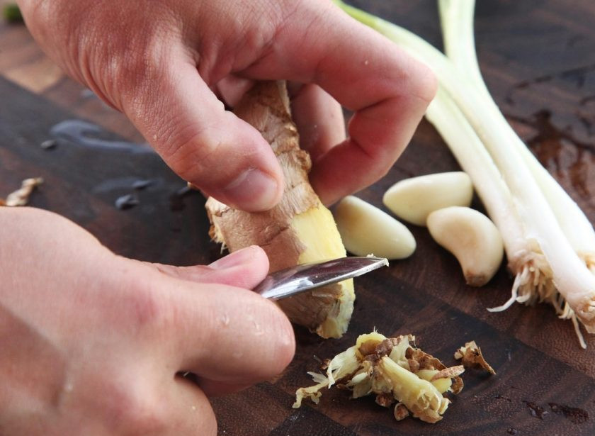 1. Этап. Японские пельмени Гедза со свининой: 4. Очистите и измельчите имбирь и чеснок.