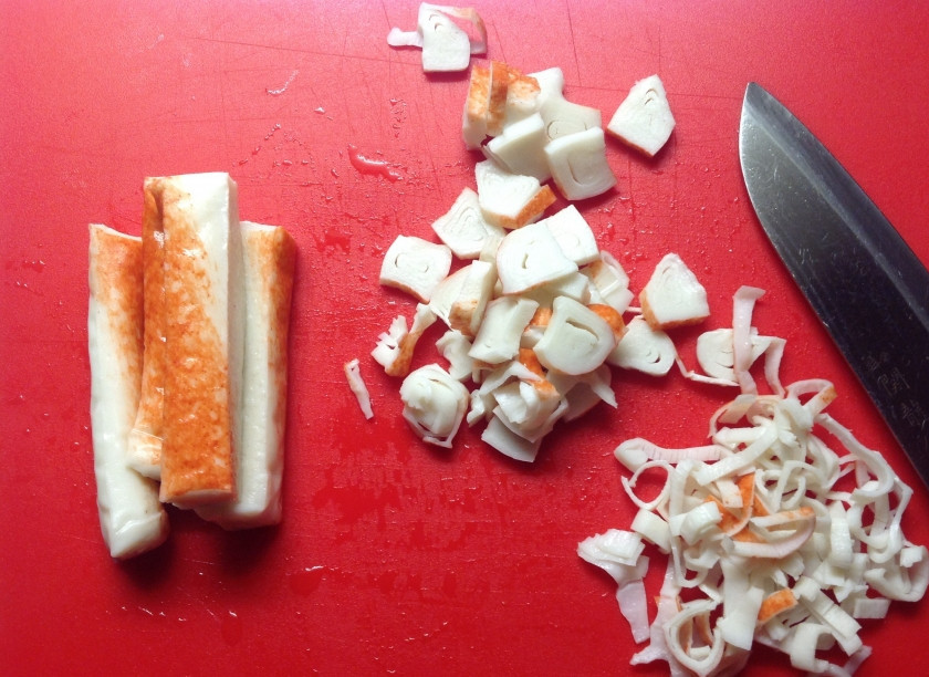 1. Этап. Салат весенний вечер: Порезать крабовые палочки