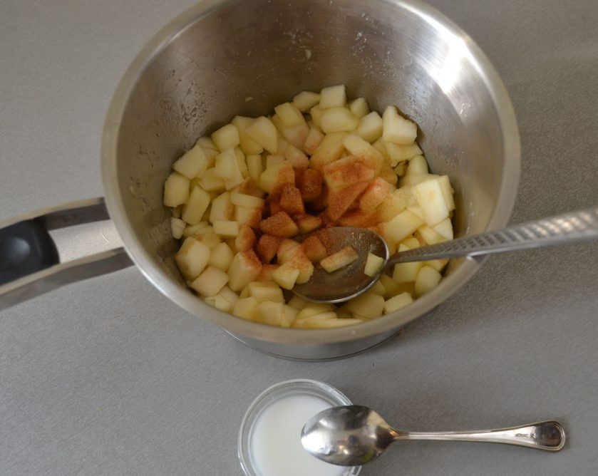 1. Этап. Сладкие начинки для блинов: Крахмал разведите со столовой ложкой воды, влейте к яблокам, добавьте щепотку корицы, нагрейте до загустения.