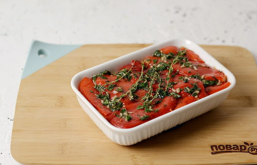 1. Этап. Овощной тьян из баклажанов и болгарского перца: Последний слой должен быть из болгарского перца. Смажьте его маслом, сверху выложите пару веточек тимьяна. Запекайте полчаса в духовке при температуре 180 градусов.