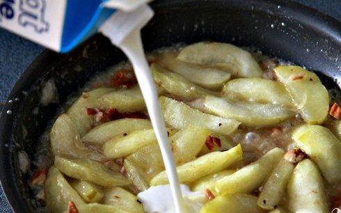 1. Этап. Вафли с яблоками и орехами: 3. Добавить сливки и варить, пока соус не загустеет немного, около 2 минут. Дать постоять при комнатной температуре.