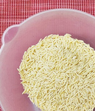 1. Этап. Ризотто из пасты с грибами: Отмерить 140 г пасты. Это порция на двоих. Вот так выглядит эта паста.