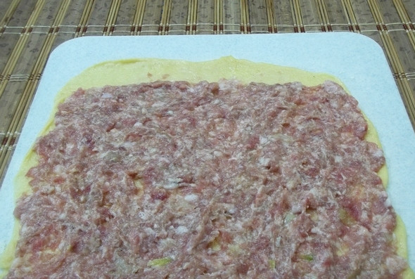 1. Этап. Творожное тесто с фаршем: На тесто выложите фарш тоже тонким слоем.
