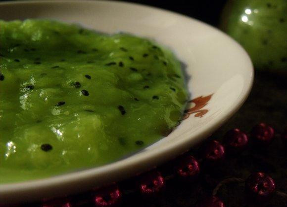 1. Этап. Варенье из киви: Варенье можно остудить и подавать, а можно закатать в стерилизованную баночку и хранить до лучших времен.