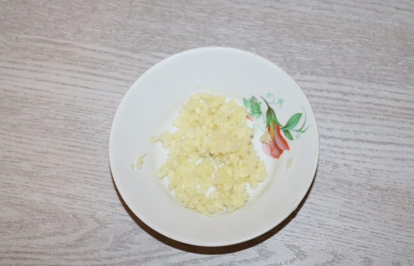 1. Этап. Хе из сельди по-корейски: Чеснок пропустите через пресс.