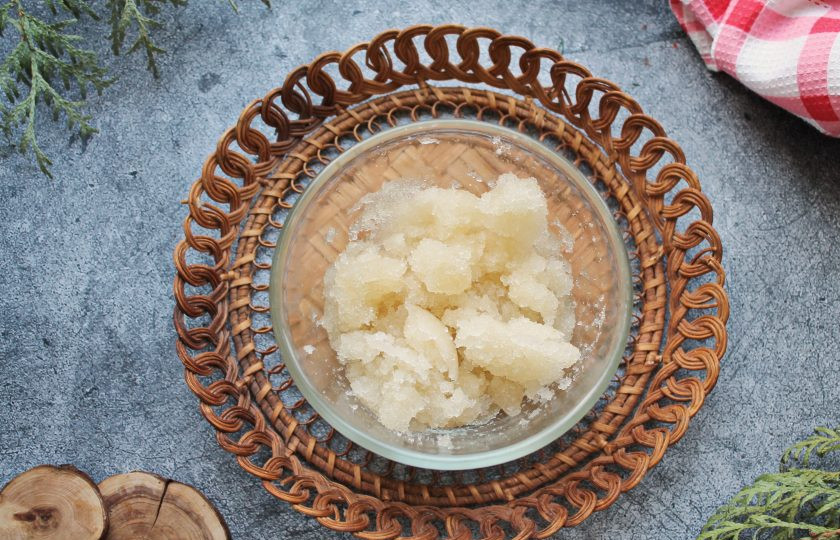 1. Этап. Мармелад из помело: Залейте желатин холодной, кипяченой водой и оставьте для набухания на 40-60 минут. Или смотрите инструкцию к вашему виду желатина.