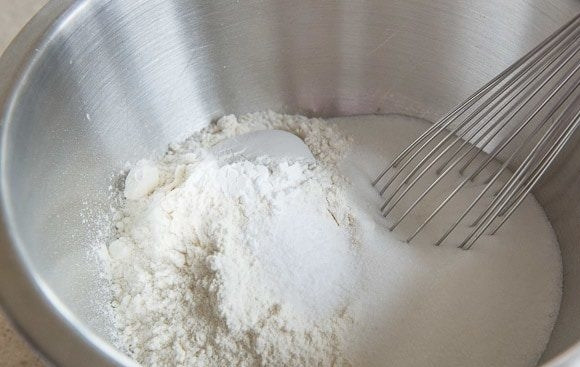 1. Этап. Вафли с беконом и сыром: 1. Для начала перемешайте сахар, соль, разрыхлитель и муку.